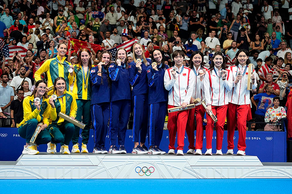 | Photo: AP/Natacha Pisarenko : Women's 4x100-meter medley relay
